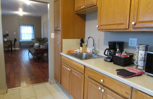 Near Eastside Apartment | ❤Great Couples Suite❤10min2Everything FreeParking