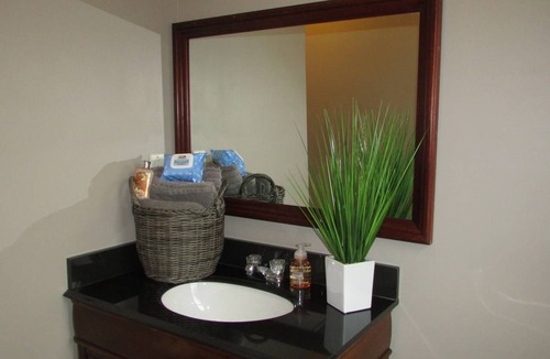 Near Eastside Apartment | ❤Great Couples Suite❤10min2Everything FreeParking