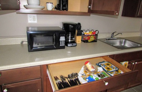 Near Eastside Apartment | ❤Great Couples Suite❤10min2Everything FreeParking