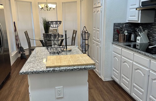 Handley House | Great home w/deck in E Fort Worth by AT&T Stadium & Arlington, TX Entertainment