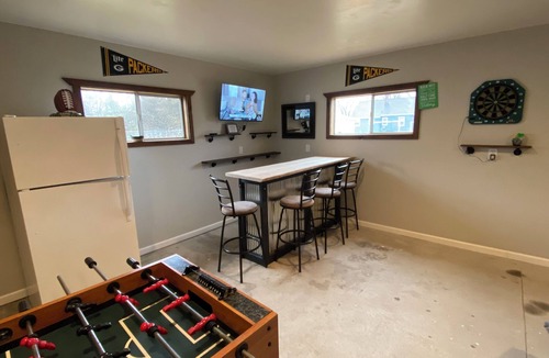 Green Bay House | Green Bay Packer Games, Resch/Expo 4-bedroom house less than 1 mile from Lambeau