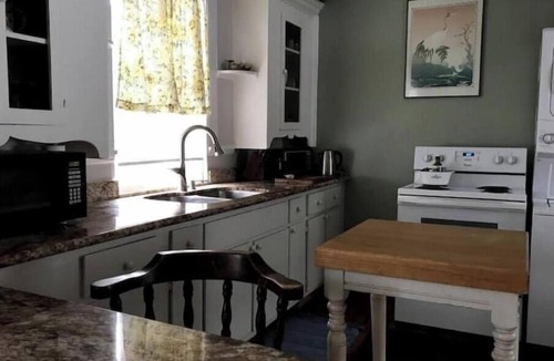 Westwego Apartment | Green Bayou Private Room