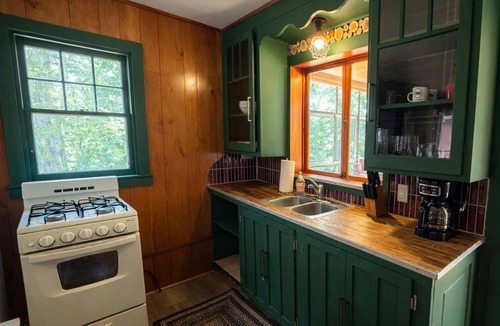 Woodruff Cabin | Gresham Shores - Woodies Perch - PET FRIENDLY