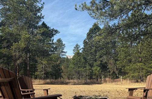 Keystone House | Grizzly Bear Creek- Mt Rushmore Views- Hot tub