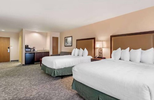 Eagle Hotel | Group Stay in Eagle | 2 Units | Pool Access
