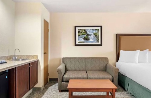 Eagle Hotel | Group Stay in Eagle | 2 Units | Pool Access