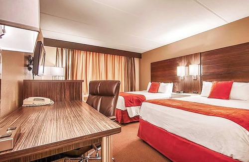 Orlando Hotel | Group Vacation Hub | 4 Units with Pool Access, Free Parking, & Pet Friendly
