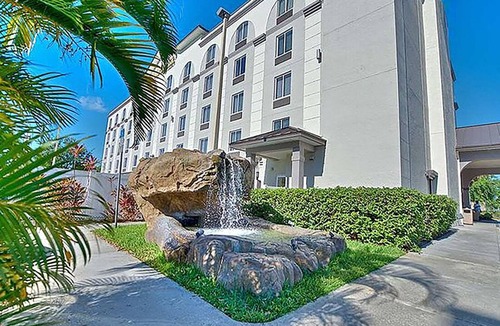 Orlando Hotel | Group Vacation Hub | 4 Units with Pool Access, Free Parking, & Pet Friendly