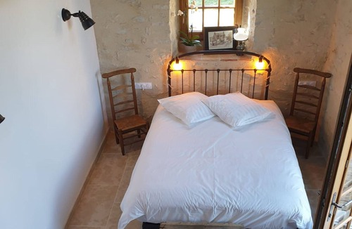 Bazouges-sur-le-Loir Bed & Breakfast | Guesthouse near La Flèche - Pets Allowed - Breakfast Included