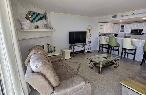 Pensacola Beach Condo | Gulf-Front Retreat with Stunning Emerald Water and white Sand Views-SV421
