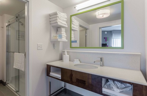 Burlington Hotel | Hampton Inn & Suites Burlington
