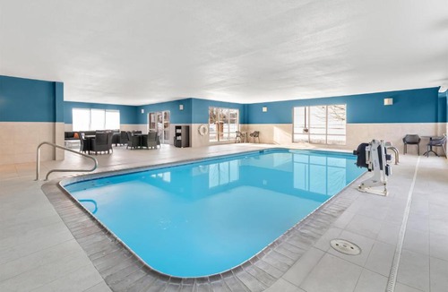 New Castle Hotel | Hampton Inn & Suites New Castle, PA