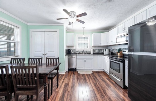 Cedar Lane House | Handicap Accessible-Vacation Rental in Sargent with Screened-In Porch