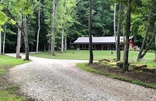 Marshall House | Harmony Hollow barndominium with hot tub near Sugar Creek