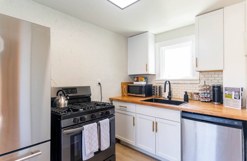 Royal Oak Apartment | Harrison Lookout — Great Royal Oak Location!