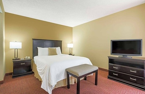 Dayton Hotel | Hawthorn Suites Dayton North