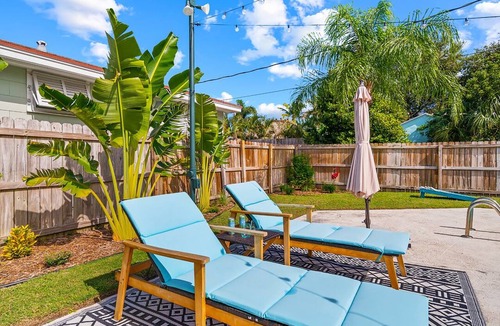 Parrot Cove House | HEATED pool Boho-Bungalow Lake Worth Beach.