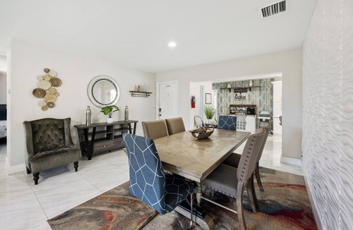 Lighthouse Point House | Heated Pool - Sleeps 12 - Close to Beach - King bed - Pet Friendly