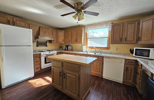Pymatuning South House | Hemlock Hideaway - Cozy Lake Cabin Near Pymatuning