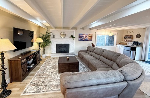 Reno House | Hidden Oasis 3BD/2.5BA on secluded 1/2 acre. Sleeps 8, near Reno/Tahoe