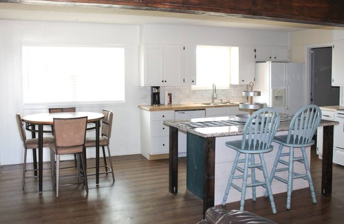 Bowie House | High Plains Hideaway-Cozy and convenient to TTU, LCU, Medical District and more!