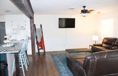 Bowie House | High Plains Hideaway-Cozy and convenient to TTU, LCU, Medical District and more!
