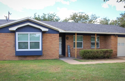 Bowie House | High Plains Hideaway-Cozy and convenient to TTU, LCU, Medical District and more!