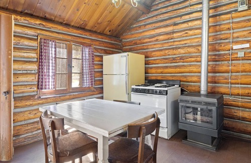Cheyenne Crossing Cabin | Highlander Cabin by Spearfish Creek