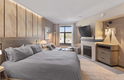 Mammoth Lakes House | Hillside #508 - Cozy Studio w King Bed Fireplace & Kitchenette