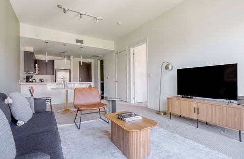 The Villas Apartment | Hip Santana Row 1BR w/BBQ, Pool & Gym, nr Target, by Blueground