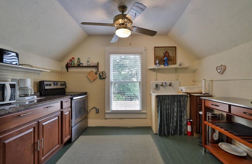 New Smyrna Beach Apartment | Historial Home located 2 blocks from Flagler - 2/1 upstairs apartment