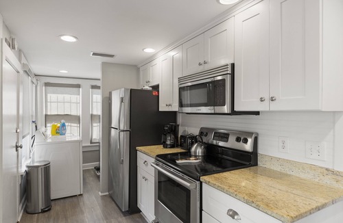 Downtown Historic District House | Historic 1918 Bungalow | 7min Walk | Bikes+Pets