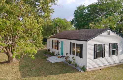 Sanford House | Historic Maximalist Bungalow in Downtown Sanford with office