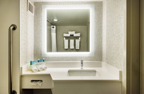 Flint Hotel | Holiday Inn Express Flint-Campus Area by IHG