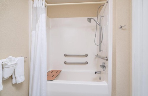 Ames Hotel | Holiday Inn Express Hotel & Suites Ames by IHG