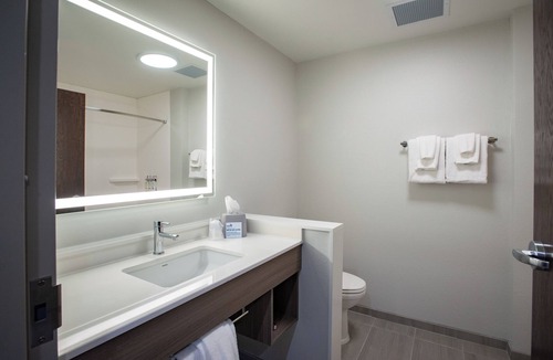 Ferry Pass Hotel | Holiday Inn Express & Suites Pensacola Airport North – I-10 by IHG