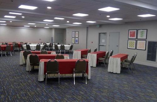 Tracy Hotel | Holiday Inn Express & Suites Tracy by IHG