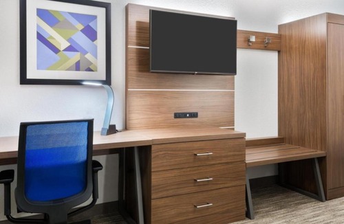 Kokomo Hotel | Holiday Inn Express & Suites - Kokomo South by IHG