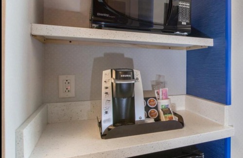 Kokomo Hotel | Holiday Inn Express & Suites - Kokomo South by IHG