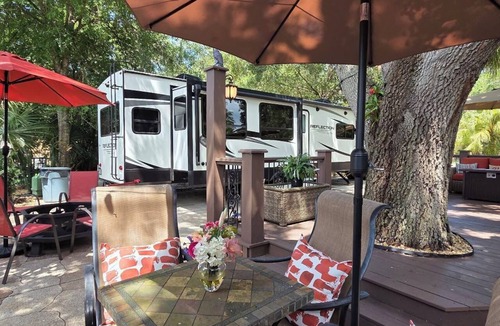 River Ranch Cottage | Home Sweet Home RV: Sleeps 8 at River Ranch 146