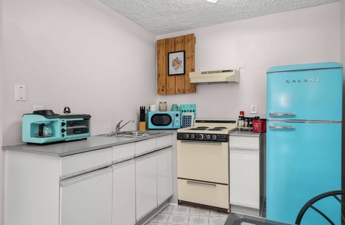 Sebring Apartment | Home Town Takeover Downtown Stay!- Views of the Postcard Mural
