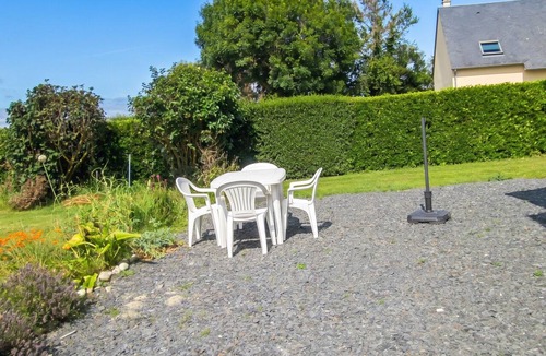 Vierville-sur-Mer Apartment | Homerez - Studio in Vierville-sur-Mer