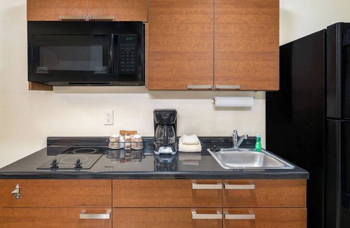 Rapid City Hotel | Homey Stay with Kitchen Near Dinosaur Park and Reptile Gardens! Pets Allowed!