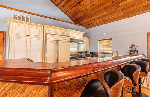 Crystal River House | HonkeyTonk Hideaway|Ozello|Sleeps10|Waterfront|PoolTable|Bar