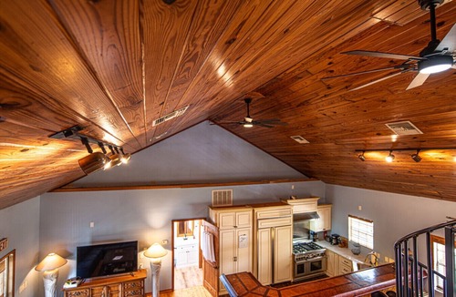 Crystal River House | HonkeyTonk Hideaway|Ozello|Sleeps10|Waterfront|PoolTable|Bar