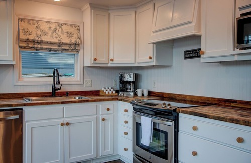 Mid America Cabin | Hot Springs Hideaway - Lakefront/Private Dock/Hot Tub/Sauna/Kayaks