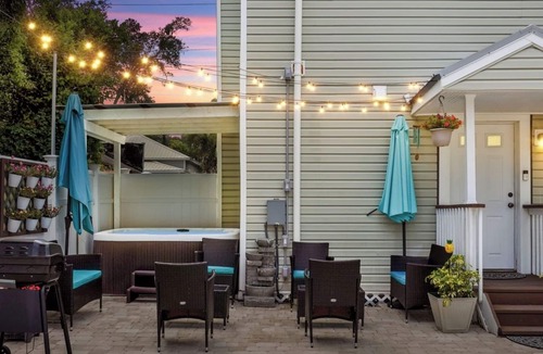 Lincolnville House | Hot tub- 80's Arcade- Pool table- 7 car parking- Historic Downtown 6/4- Events!