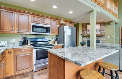 Blue Eye Cottage | Hot Tub & Fire Pit! Lake-view Home in Blue Eye