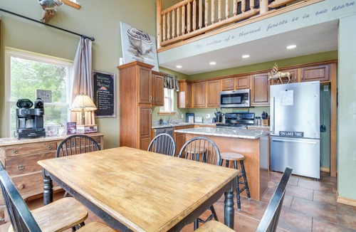 Blue Eye Cottage | Hot Tub & Fire Pit! Lake-view Home in Blue Eye
