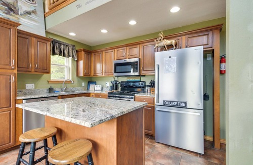 Blue Eye Cottage | Hot Tub & Fire Pit! Lake-view Home in Blue Eye
